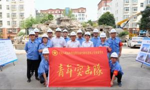 集團(tuán)公司團(tuán)委為洛陽(yáng)市濱河新村改造項(xiàng)目青年突擊隊(duì)授旗！